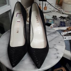 Pointed toe high heeled pumps